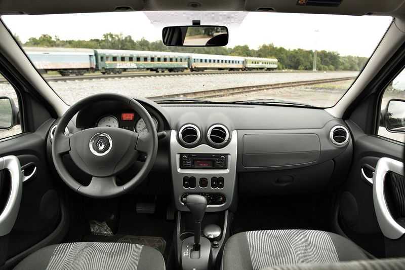 Интерьер Renault Logan 2009