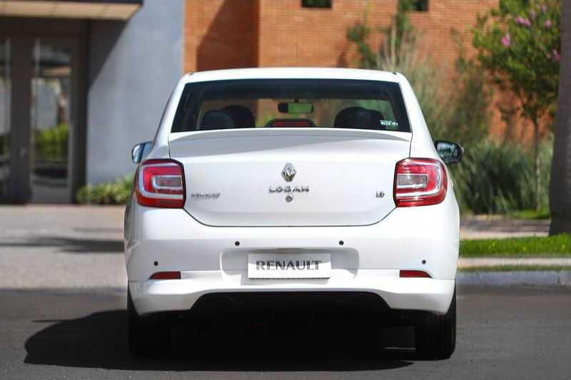 Renault Logan 2014, вид сзади
